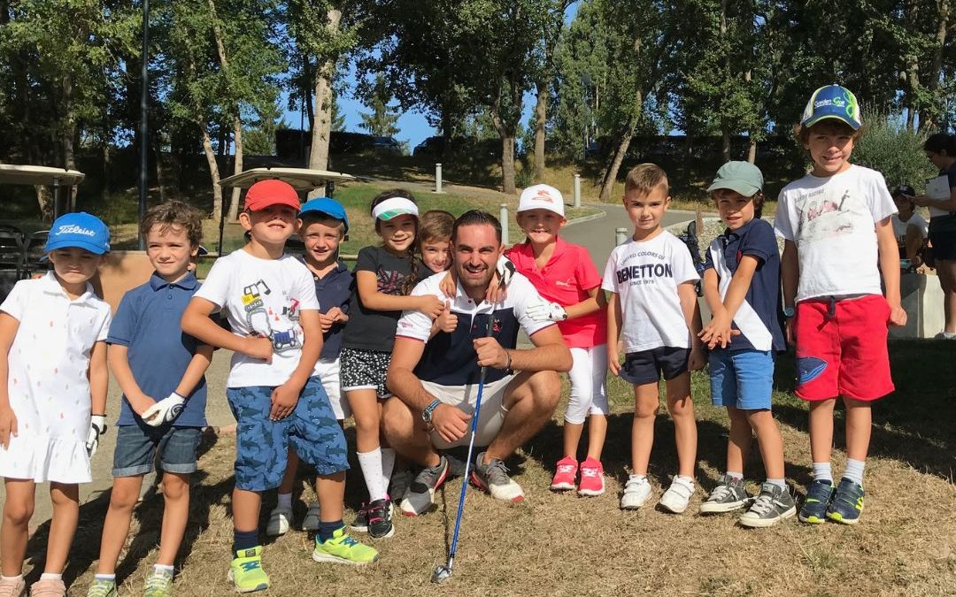 Les enfants de l’école de golf autour de leur moniteur