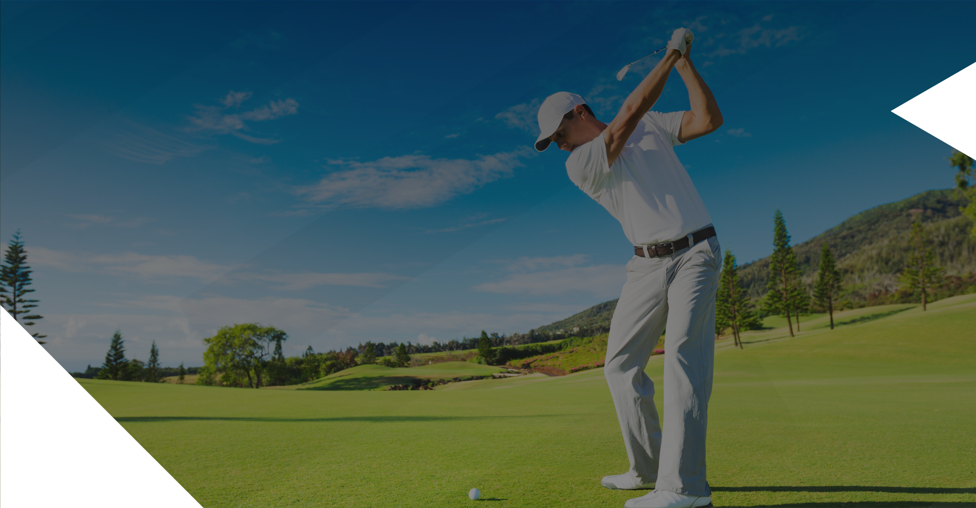 Un golfeur en fin de swing sur un parcours ensoleillé